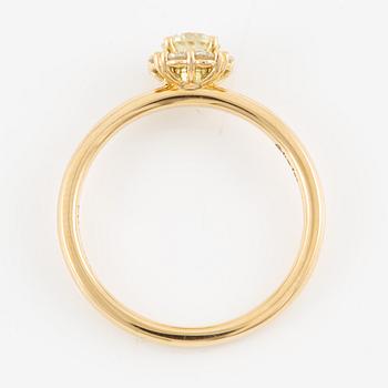 Ring with brilliant-cut diamonds.