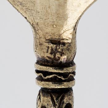 Lorenz Hartman, lusikka, kullattua hopeaa. Hartman toiminut Tukholmassa 1582-1617. Renessanssi.