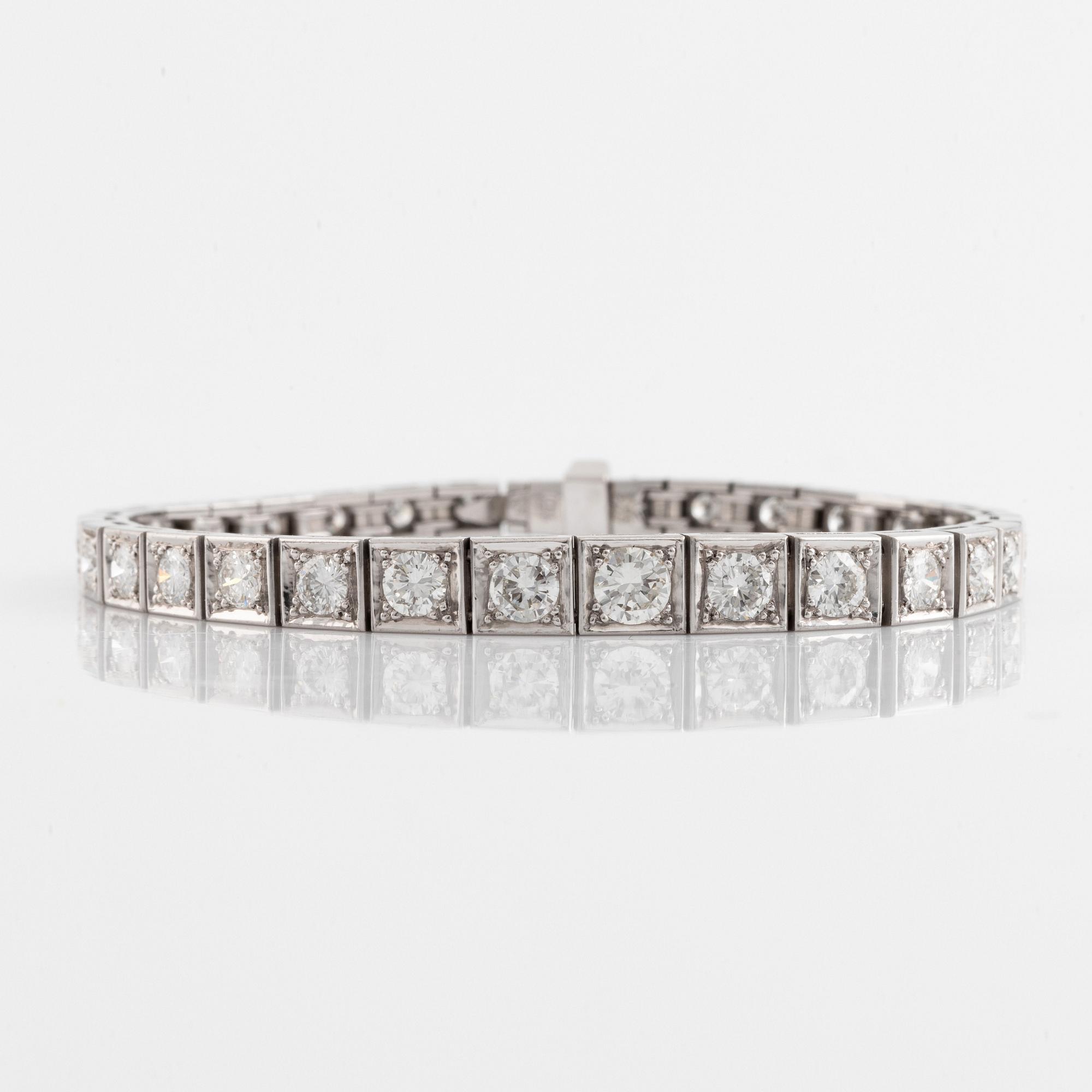 An 18K white gold bracelet set with round brilliant-cut diamonds.