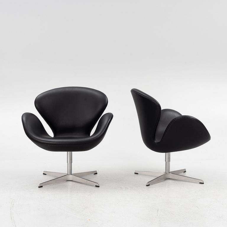 Arne Jacobsen, a pair of "Swan" armchairs, Fritz Hansen, Denmark, 2007.
