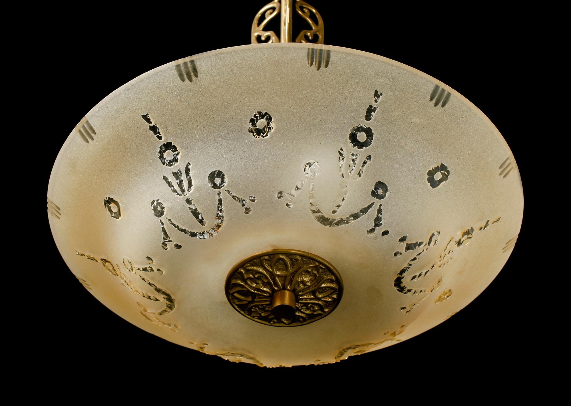 TAKLAMPA, stomme av mässing, kupa av råglas, 1900-talets mitt. H 58.