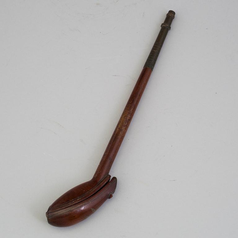 AN 18TH CENTURY WOODEN PIPE CASE.