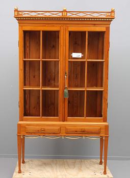 VITRINSKÅP, gustaviansk stil. 1900-tal. Lysberg & Hansen, Bredgade, Köbenhavn.