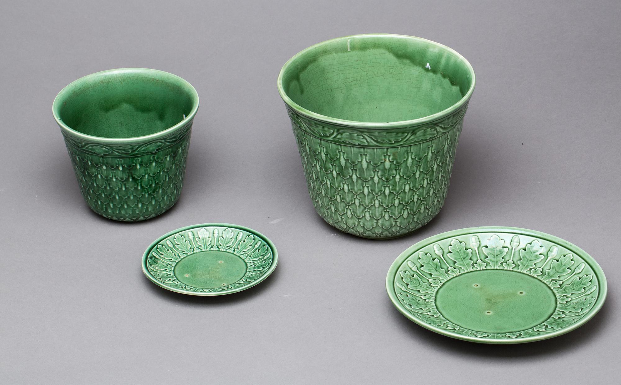 YTTERFORDER, flintgods, 2 st. Gustavsberg, 1900-talets första del. En bär datering 1914.