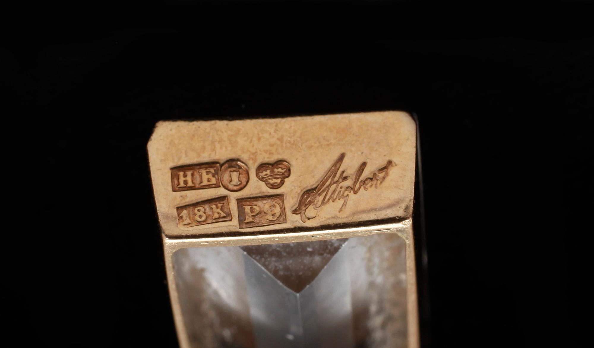 HÄNGE, 18 k guld och bergskristall, Stigbert, Stockholm, 1965. Vikt 6 g.