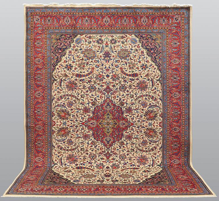 A carpet, Sarouk, ca 351 x 241 cm.