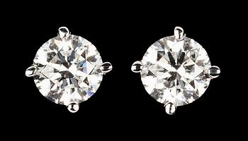 978. A pair of brilliant cut diamond earstuds, 0.50 cts each.