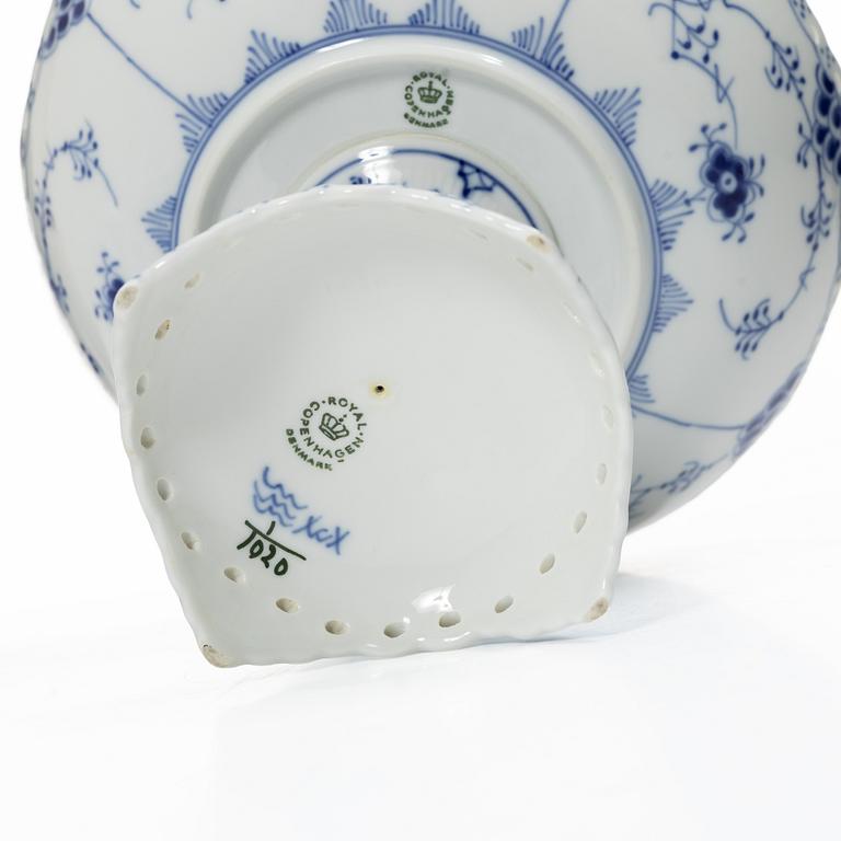 Royal Copenhagen, Serveringsskålar, tre stycken samt terrin, porslin, "Musselmalet helblond" (Blue fluted full lace), 1968-73.