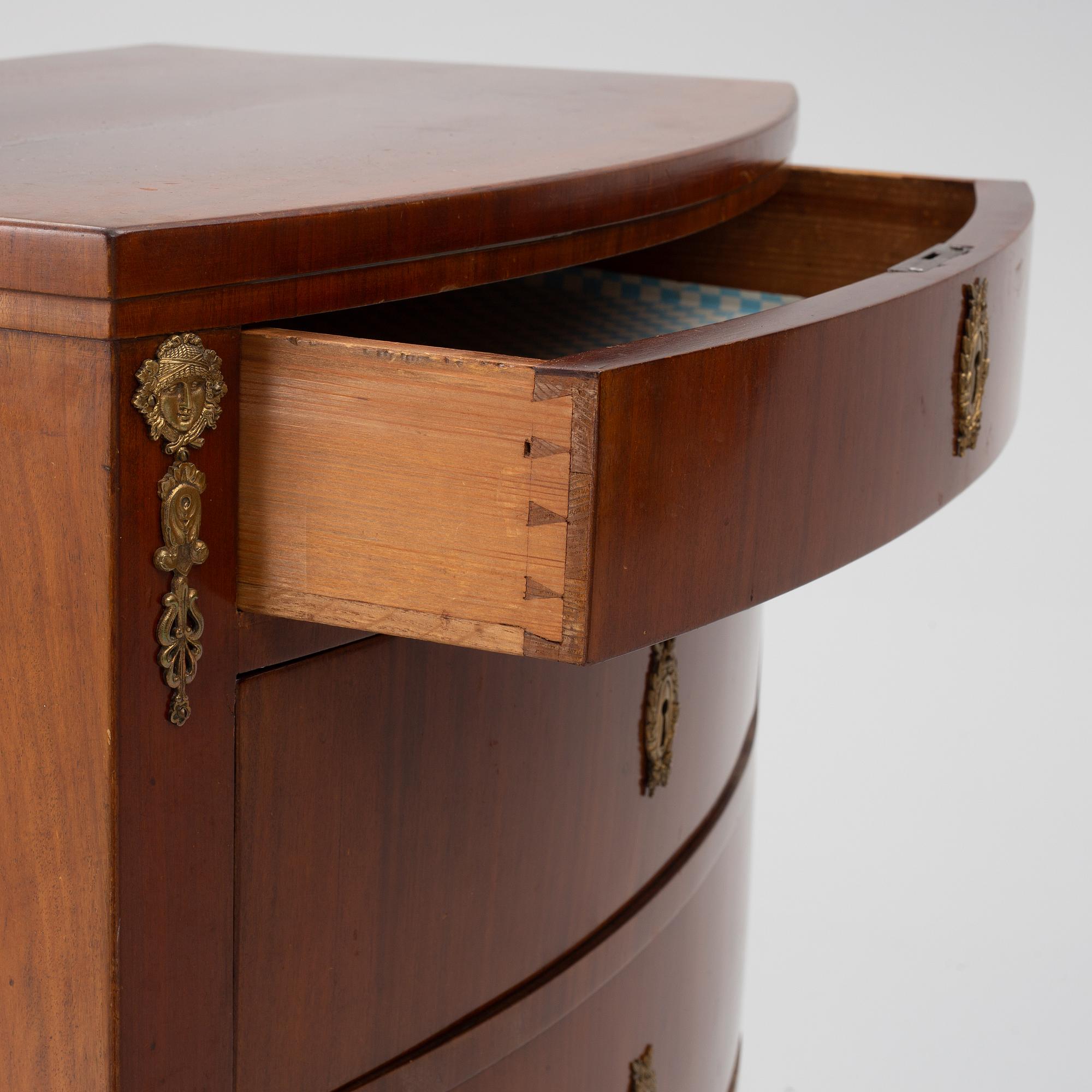 Chest of drawers, 19th century.