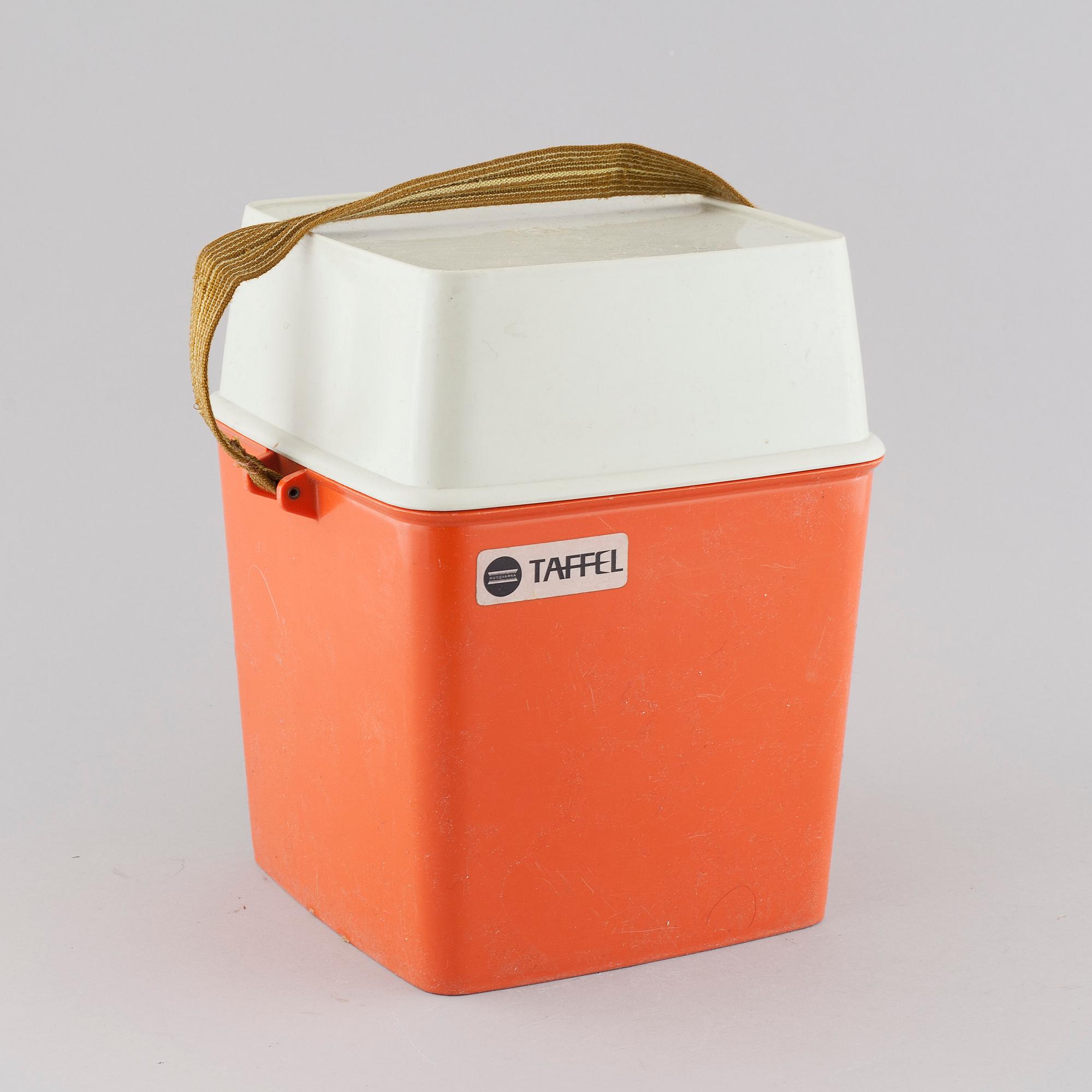 A "Taffel" plastic picnic set, designed by Sigvard Bernadotte and Acton Bjørn for Husqvarna Borstfabrik, 1960/70s.