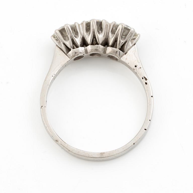 Ring, trestensring 18K vitguld med tre runda briljantslipade diamanter totalt 1.74 ct enligt gravyr.