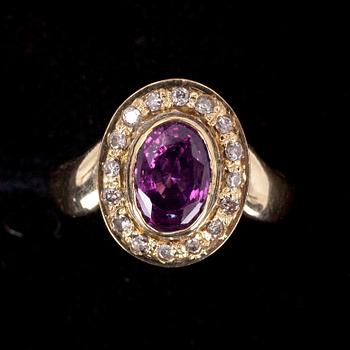 RING, guld 14K, pink safir med små diamanter. Vikt 3,9 g.