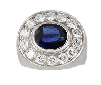 599. RING, set with blue sapphire, 4 cts, and brilliant cut diamonds, tot. 1.10 cts.