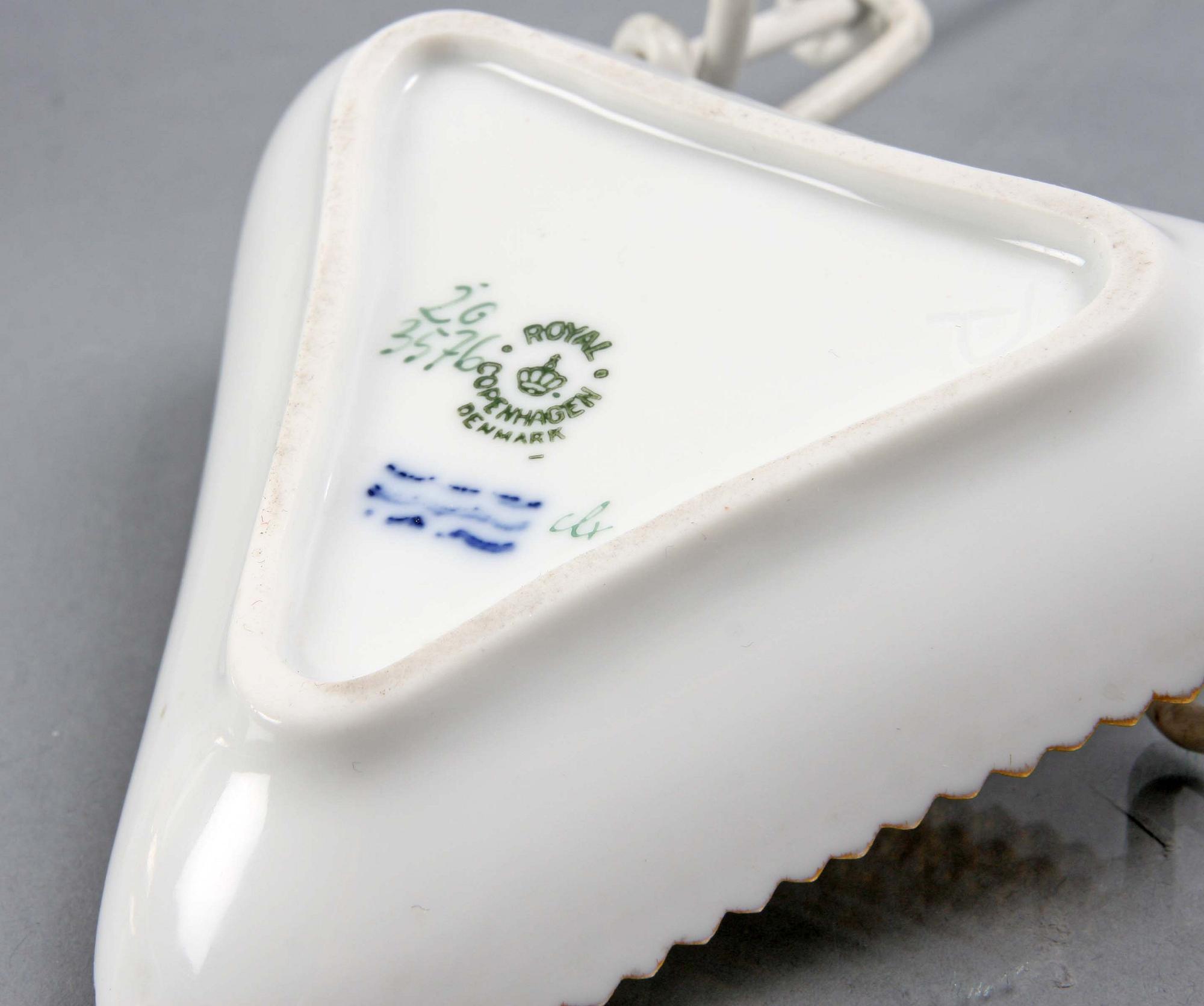 LOCKASK PÅ FAT, porslin. Royal Copenhagen "Flora Danica".