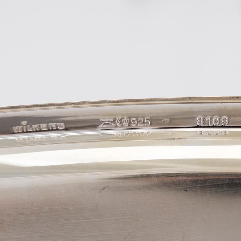 Fat, 2 st, silver, Italien och Tyskland, samt skål och ett par saltskedar, England, 1900-talets senare hälft.