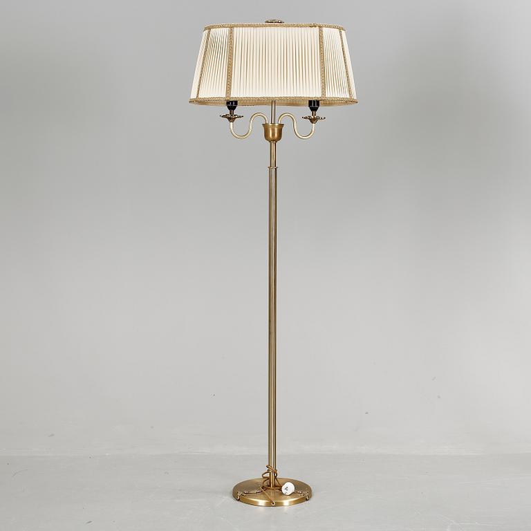 GOLVLAMPA, mässing, 1900-talets tredje kvartal.