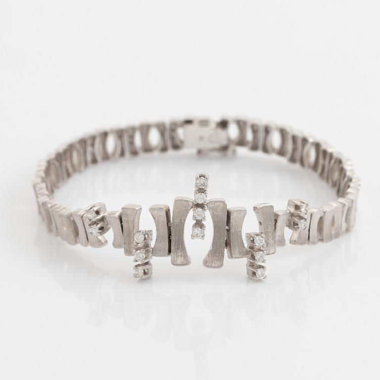 18K white gold and brilliant cut diamond bracelet.