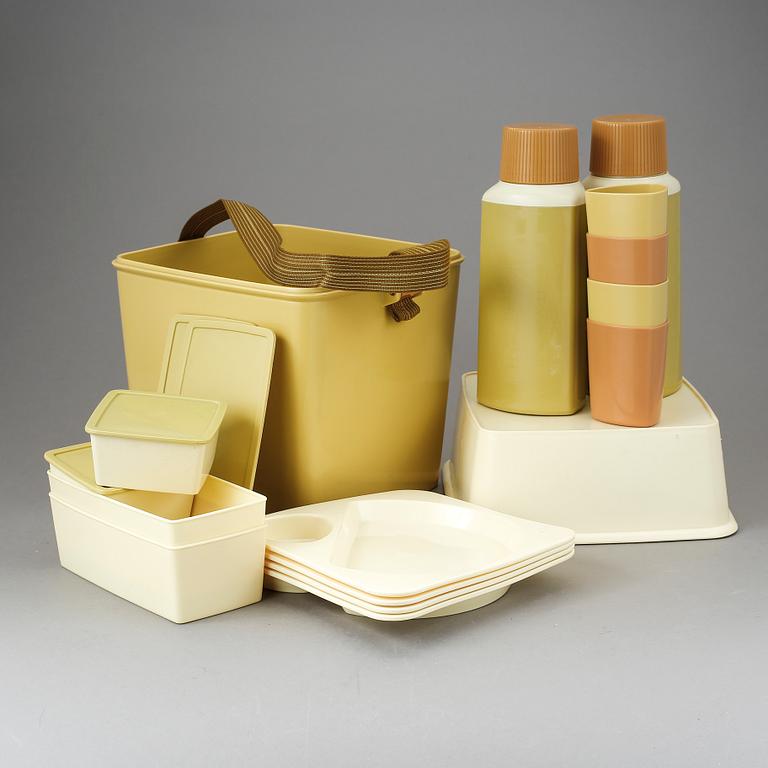 PICKNICKSET, plast, "Taffel Frilufts-servis", design Sigvard Bernadotte 1959, Huqvarna.