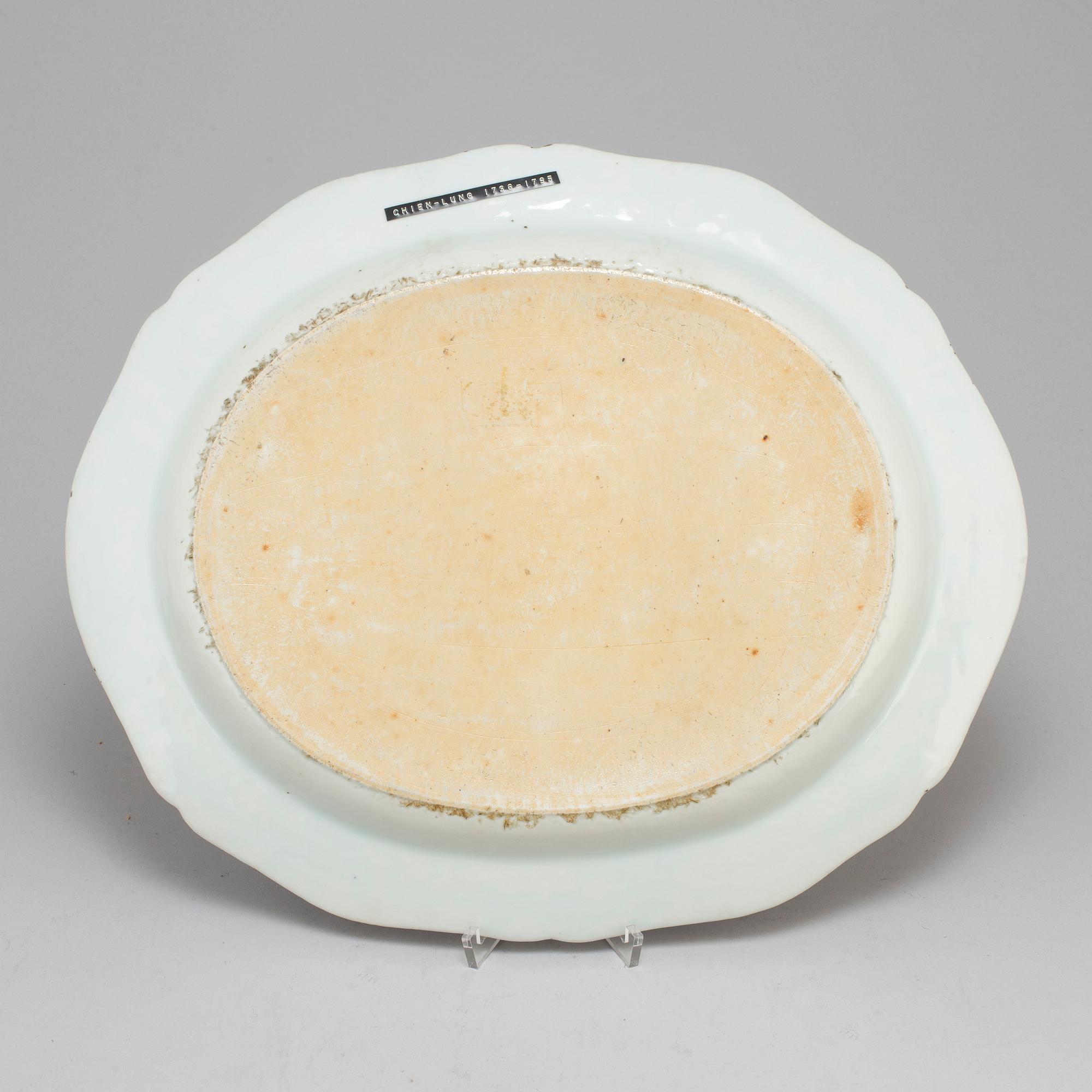 A blue and white export porcelain serving dish, Qing dynasty, Qianlong (1736-95).