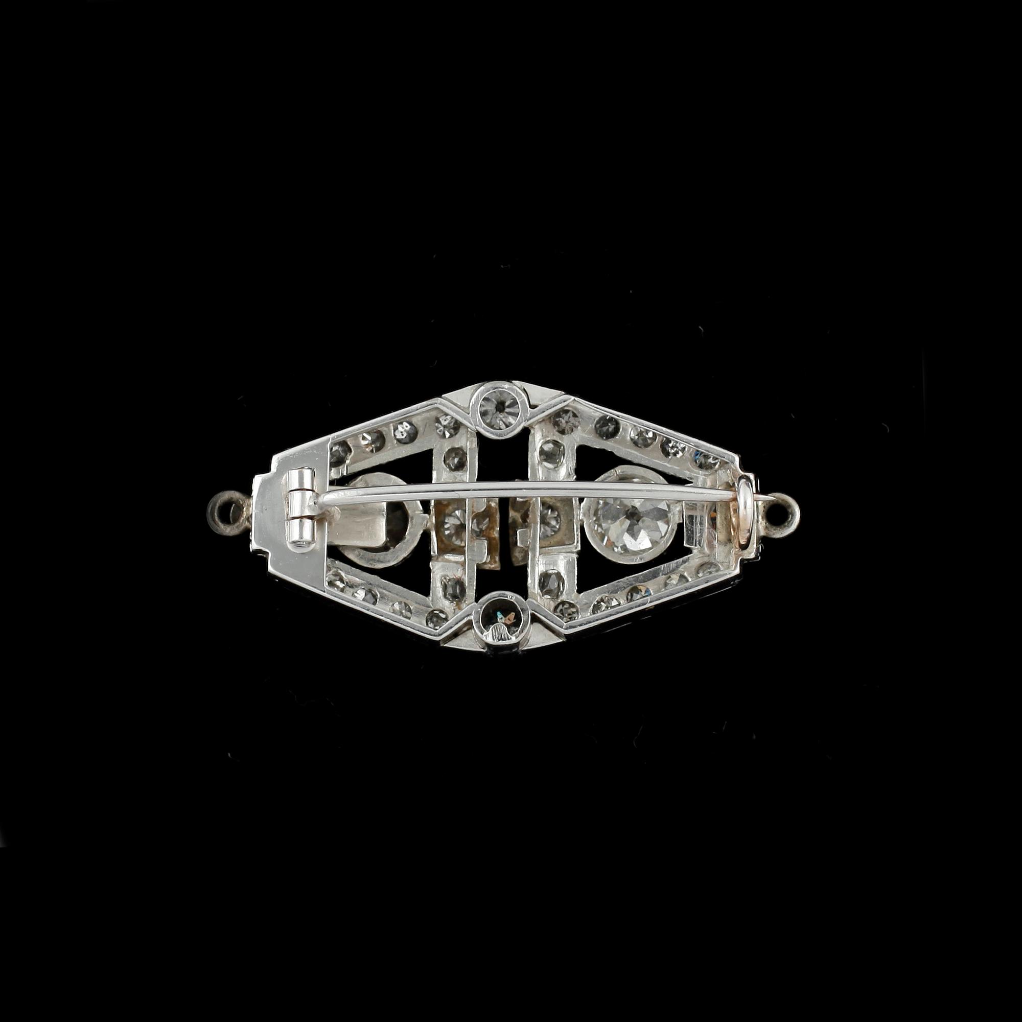 LÅS / BROSCH, 18k vitguld med olikslipade diamanter, större diamanter dia ca2,5-4,7mm. Vikt 8g.