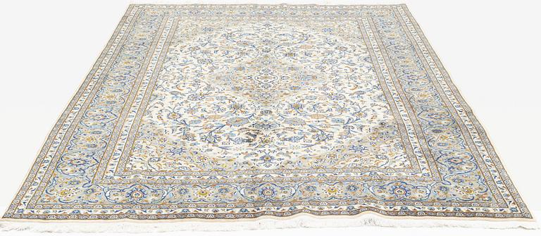A carpet, Kashan, ca 310 x 205 cm.