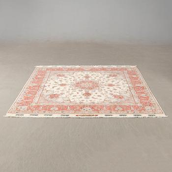 Matta Täbris old/semiantik signerad part silk ca 210x196 cm.