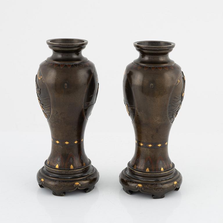 A pair of bronze vases, Japan, around 1900.