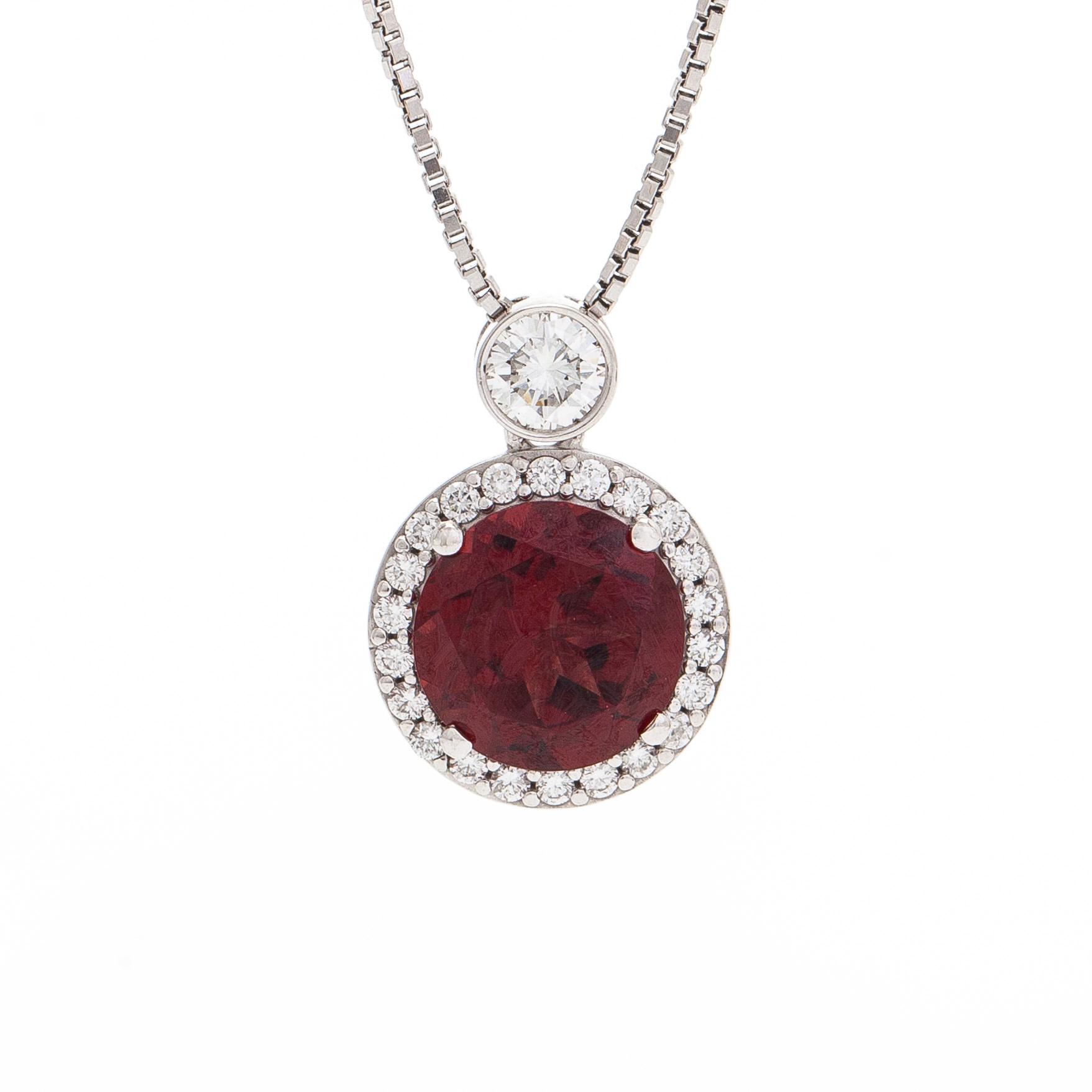 Kaulakoru, 18K valkokultaa, fasettihiottu granaatti ja timantteja.