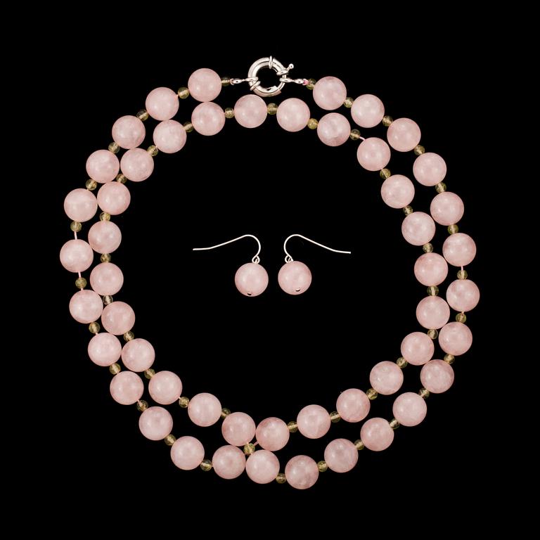 COLLIER och ÖRHÄNGEN ett par, med bl.a. rundslipade rosenkvart. 2000-tal.