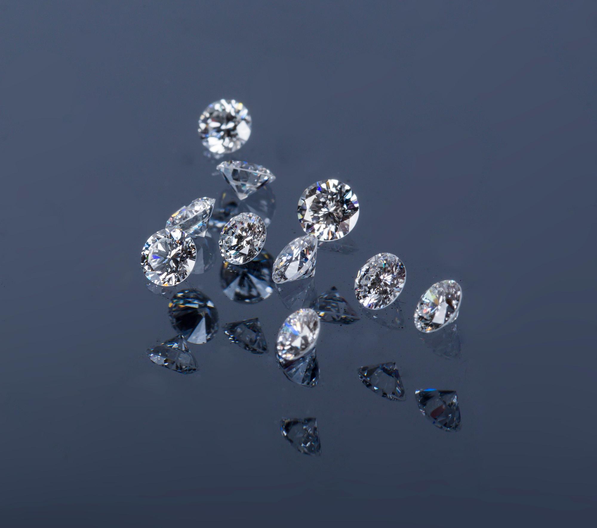 DIAMANTER, 10 st, oinfattade, briljantslipade, 1.01 ct enligt certifikat.