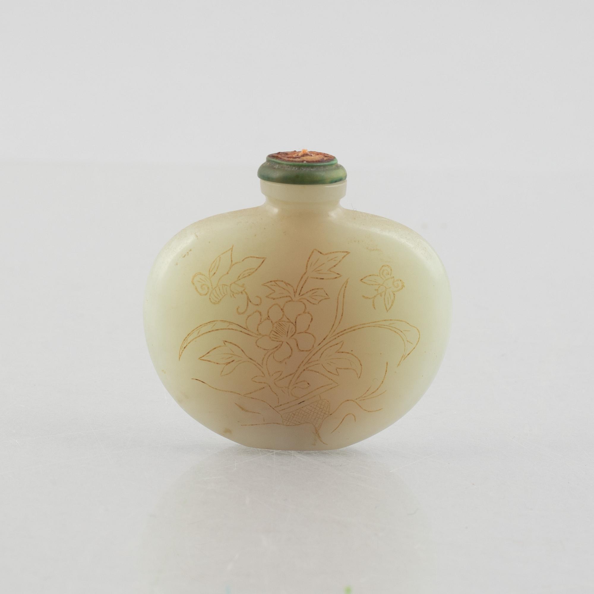 A group of three Chinese stone snuffbottles, 20th century.