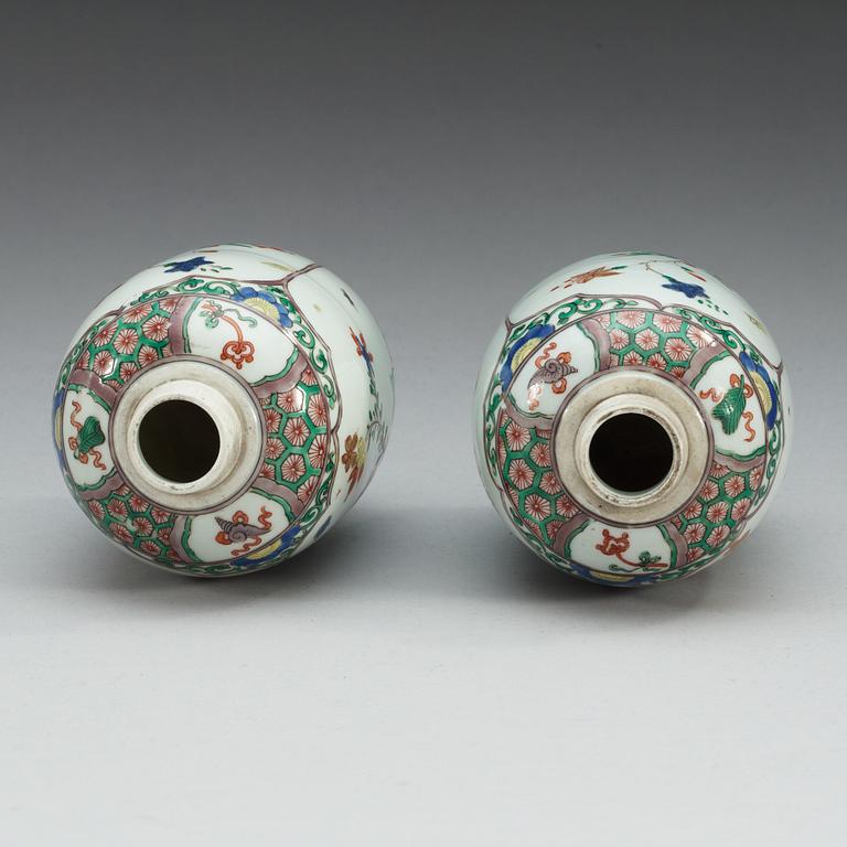 A pair of famille verte small jars, Qing dynasty, Kangxi (1662-1722).