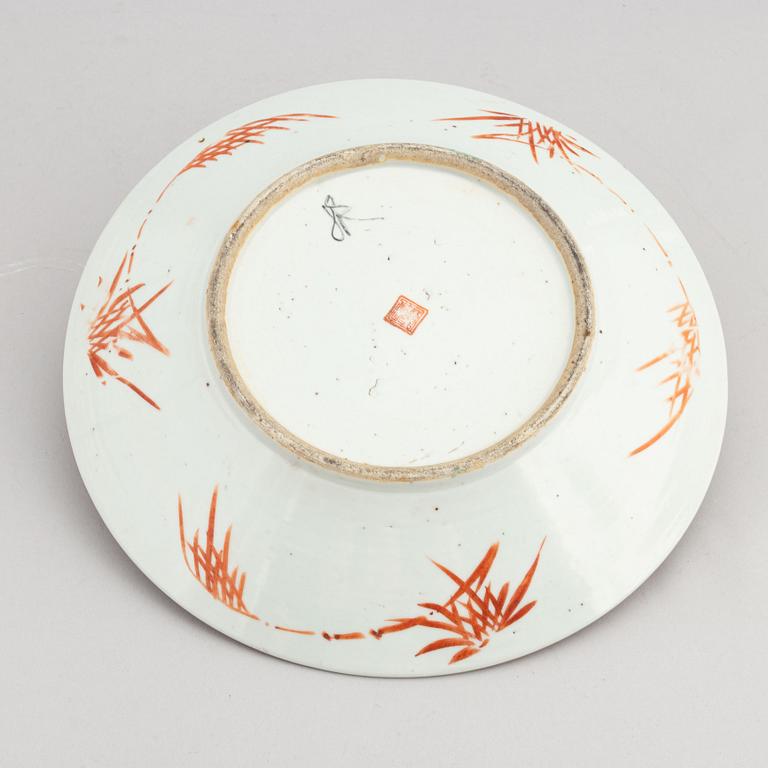 A famille rose dish, Qing dynasty, 19th Century.