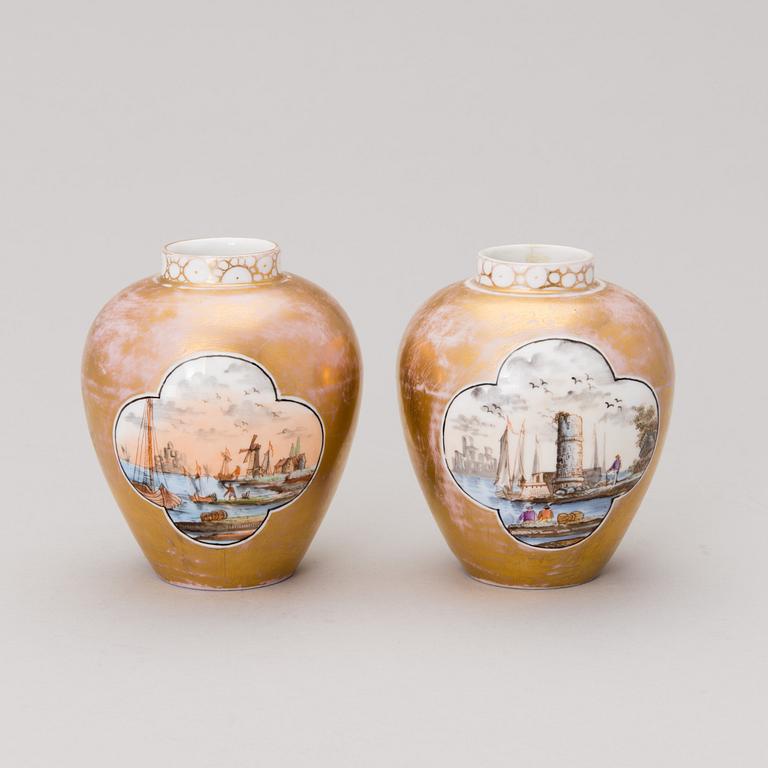 A pair of porcelain urns, Meissen / Augustus Rex, 1800s.