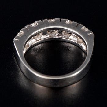 RING, vitguld 14K, 5 st. briljantslipade diamanter, tot. 2,50 ct. Vikt 6,9 g.