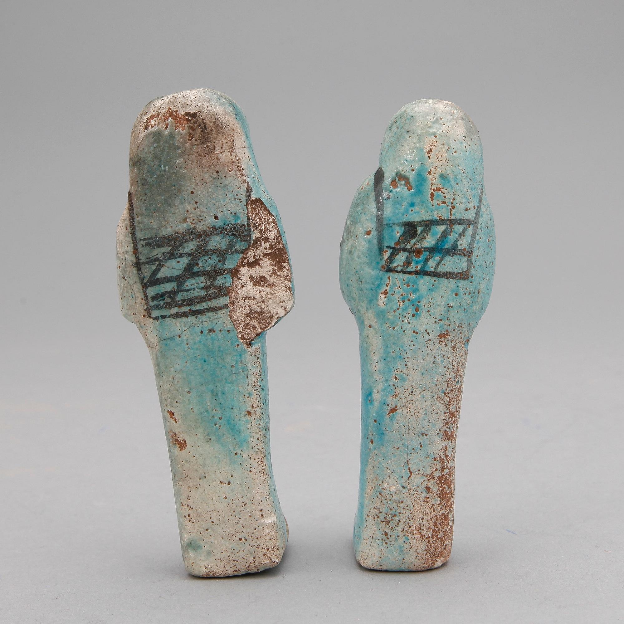 USHEBTI, 2 st, fajans, Egypten troligen 19-21 dynastin, 1293-945 f Kr.