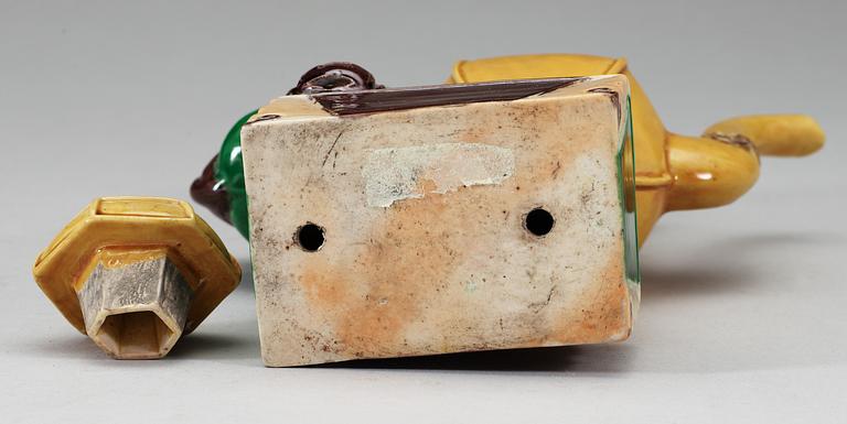 A famille verte wine ewer with a cover, Qing dynasty, Kangxi (1662-1722).