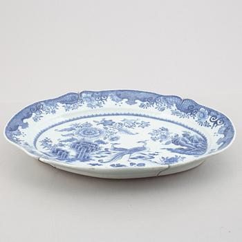 A Chinese export porcelain charger, Qing dynasty, Qianlong (1736-95).