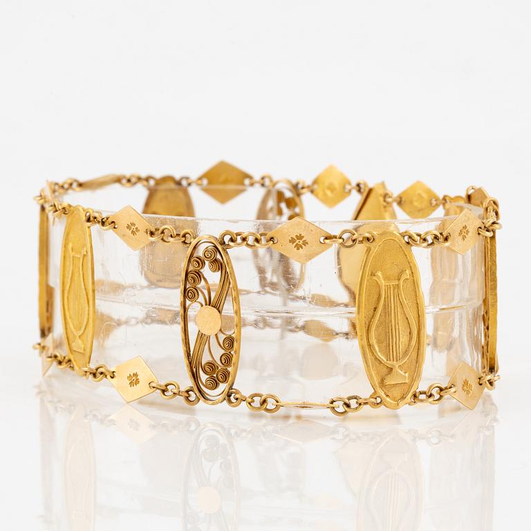 A bracelet in 20K gold.