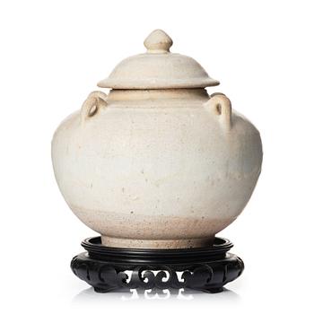 959. A Thai jar with cover, Sawankhalok, 14th/15th century.