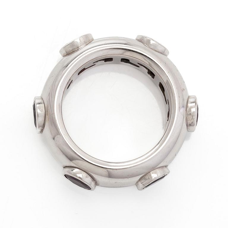 An 18K white gold ring with garnets and cordierites.