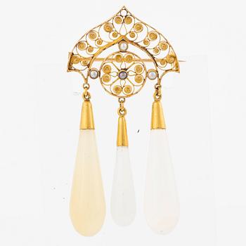 Brooch 18K gold with cultured pearls and three drops.