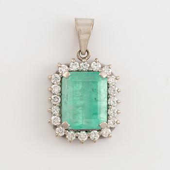 Hänge 18K vitguld med en smaragdslipad smaragd och briljantslipade diamanter.