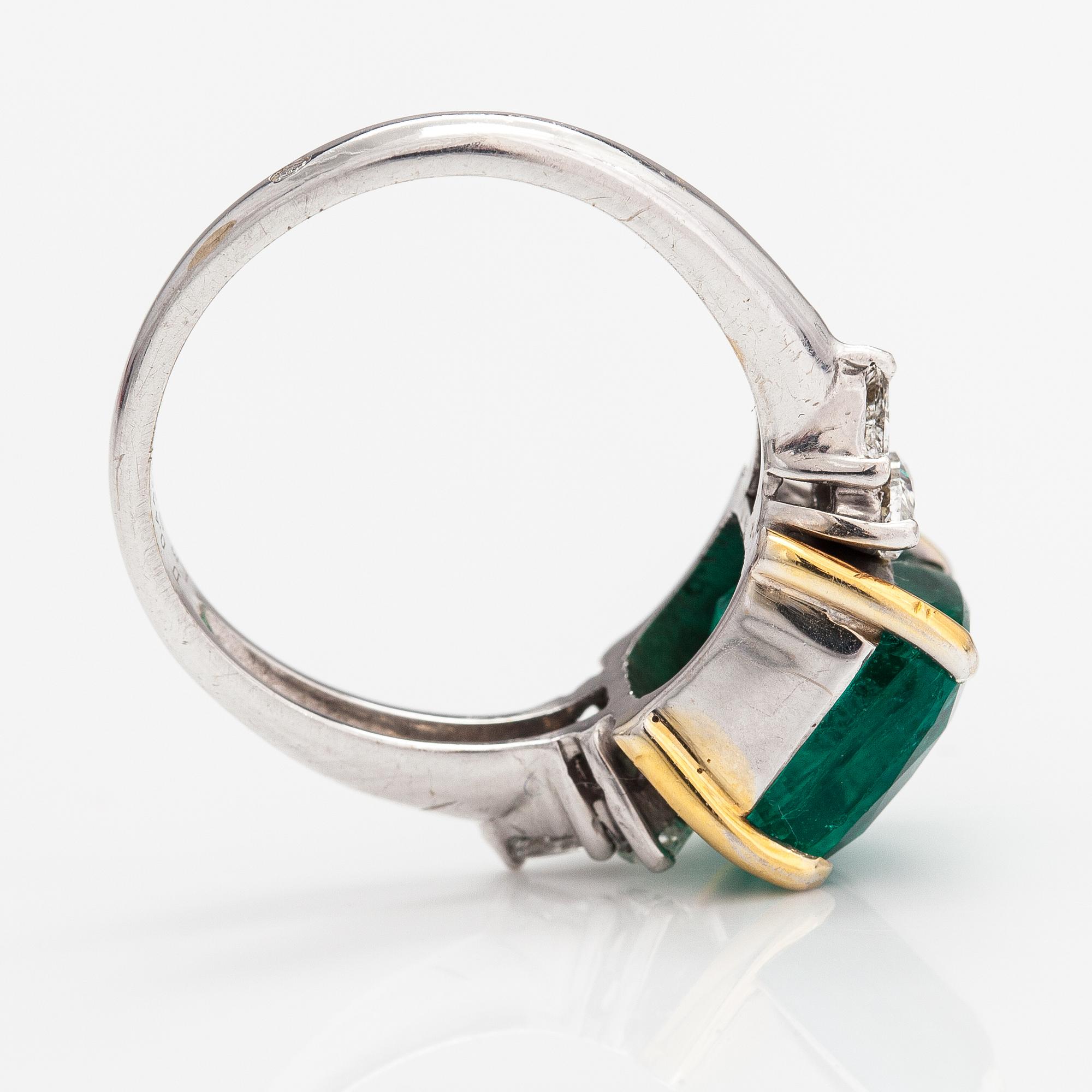 An 18K white gold ring with diamonds ca. 0.44 ct in total and an emerald ca. 5.46 ct in total. Import marked ITD, Espoo.