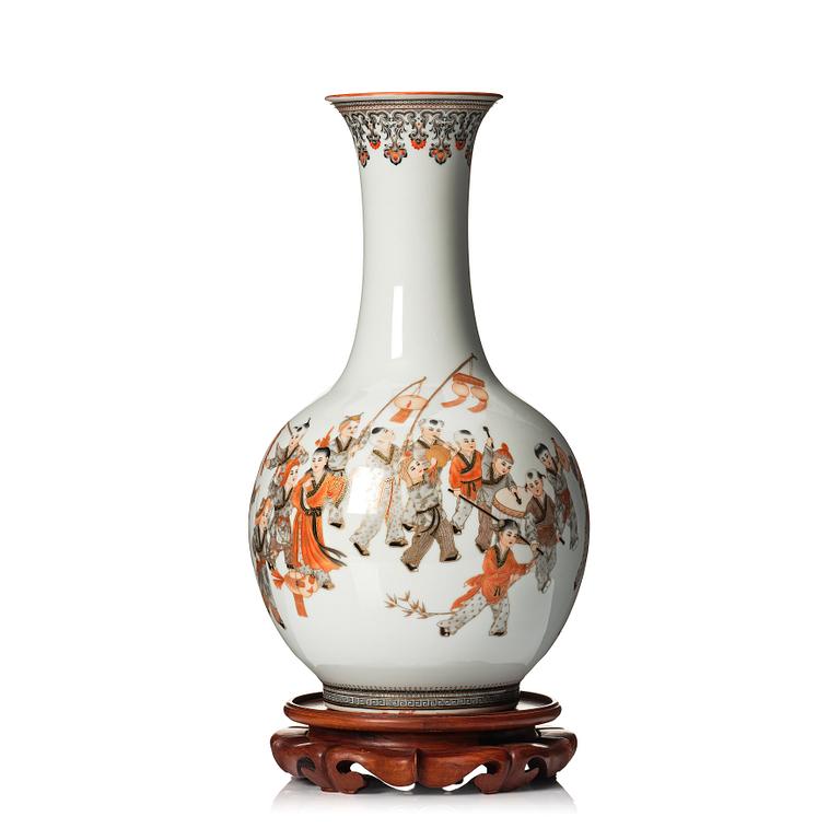 A finely painted Chinese vase, 20th Century. Seal mark to base. Dropp shaped with a tall neck and flared rim. Finely paint...