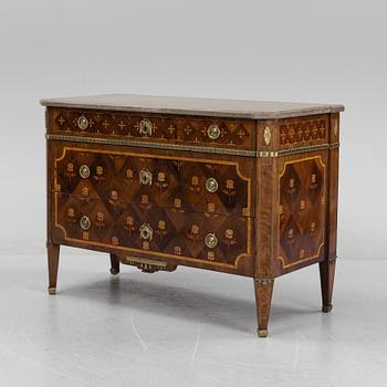 A Gustavian chest of drawers attributed to Jonas Hultsten (Master 1773-1794).