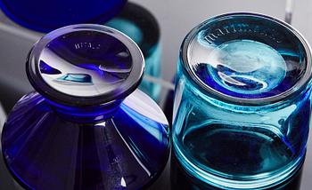 VAS, LJUSSTAKAR ett par samt VÄRMELJUSHÅLLARE 4 st, Iittala, 1900-talets senare del (7).