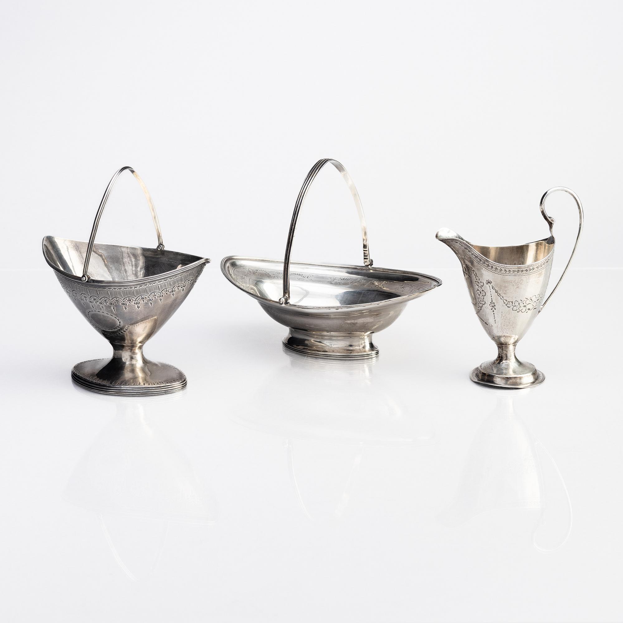 Skålar, 2 st, samt gräddkanna, silver, London, England, 1700-tal.
