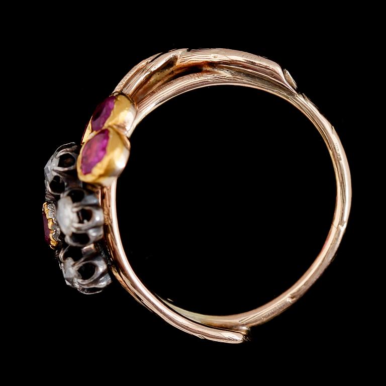 RING, 14K guld/silver, 5 rosenstenar samt 4 rubiner, 1900-talets första hälft.