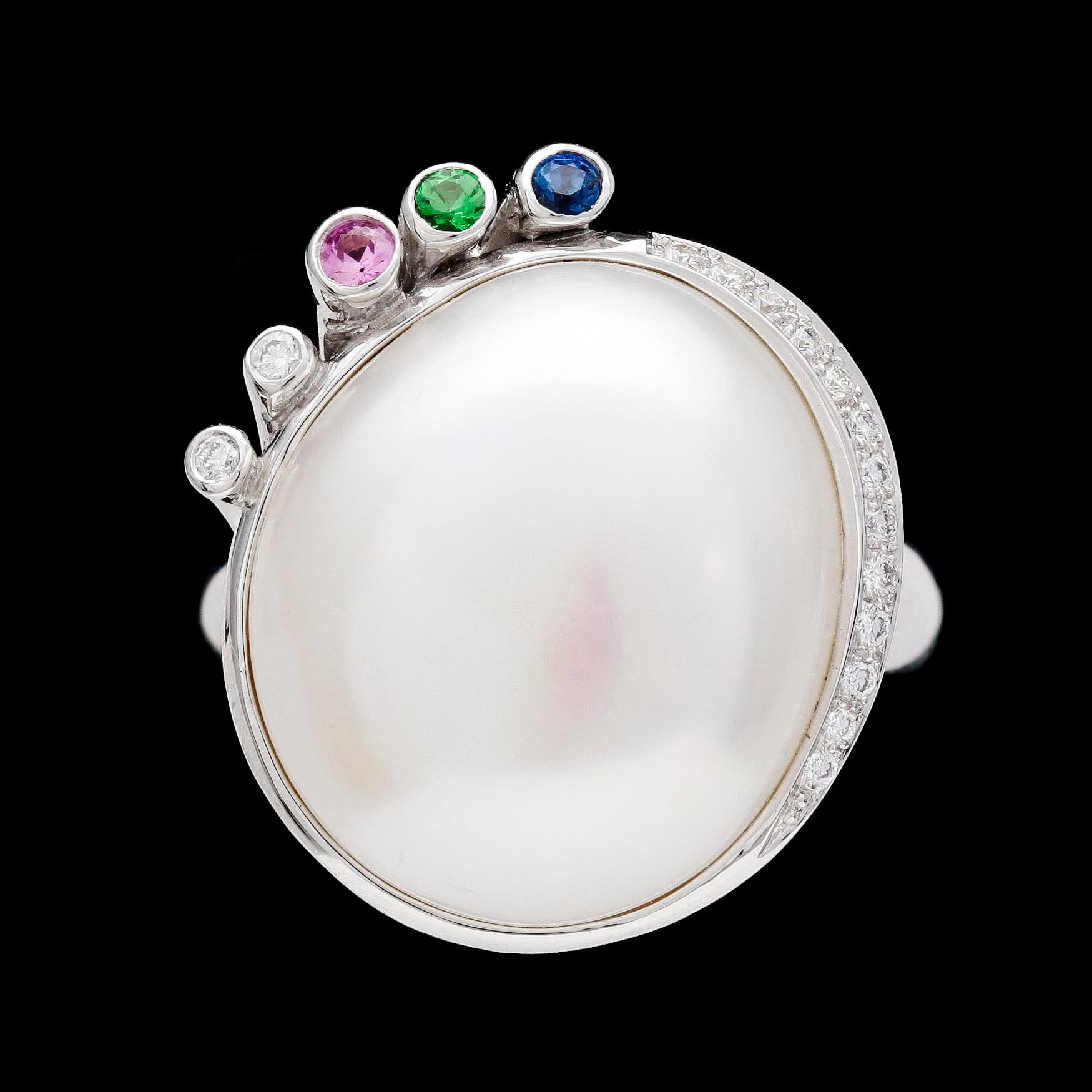 RING, stor mabepärla med briljantslipade diamanter, samt rosa och blå safir och tsavorit.
